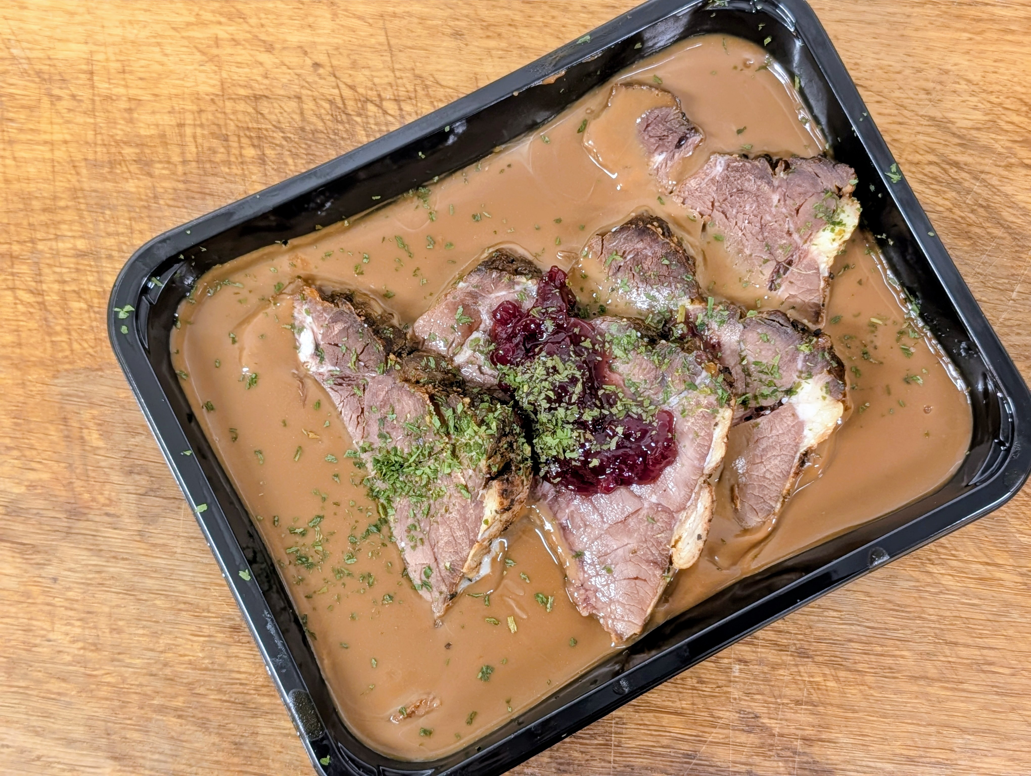 Grydesteg med sovs og tyttebærsyltetøj